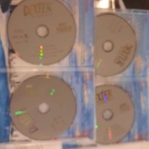 Dexter Seasons 1-3 DVDs and Bonus Disc Dexter Panel from Comic-Con - Picture 7 of 11